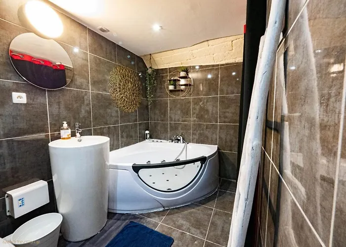 De Charme - Videoprojecteur Et Spa En Centre Apartmán *